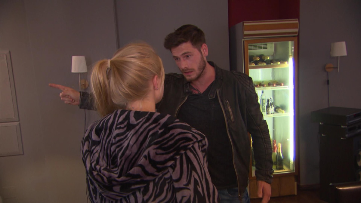 Berlin Tag Nacht Theo Legt Feuer In Der Wg Kukksi Star News Beauty Und Trends