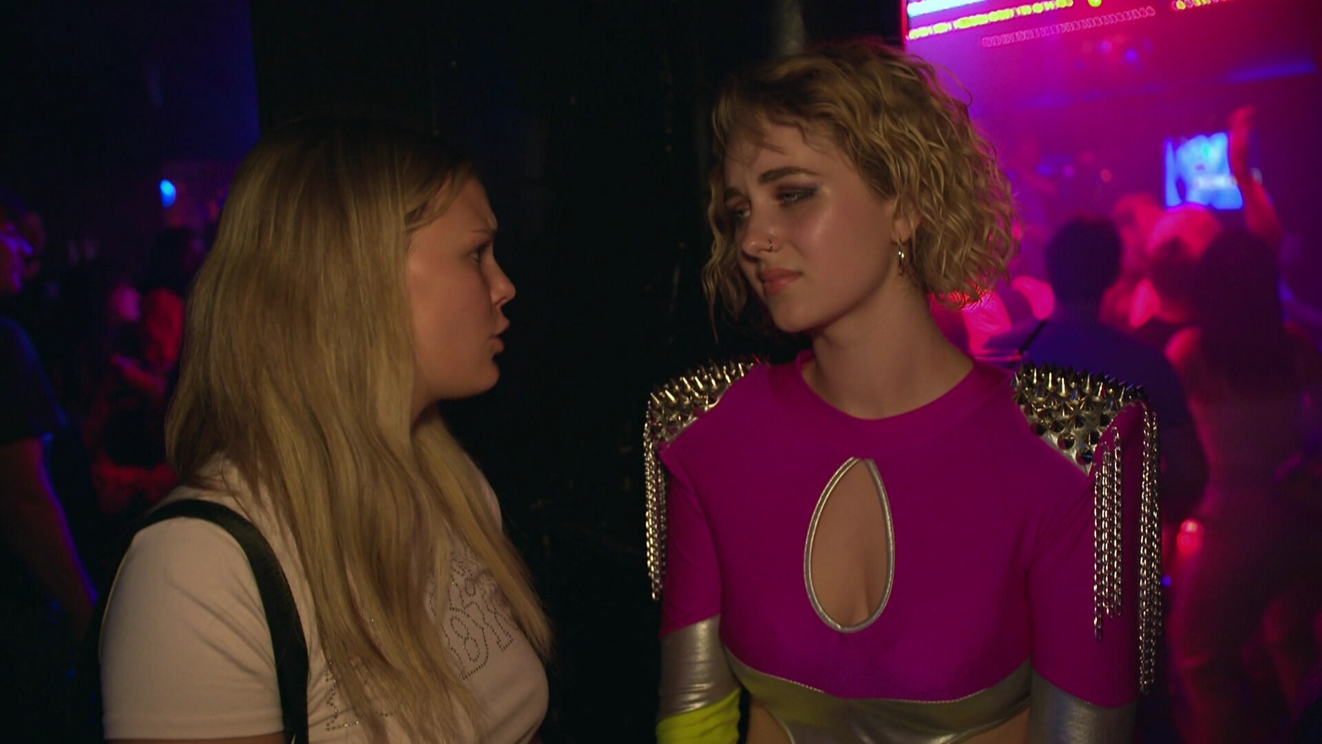 Lynn erwischt Amelie im Club