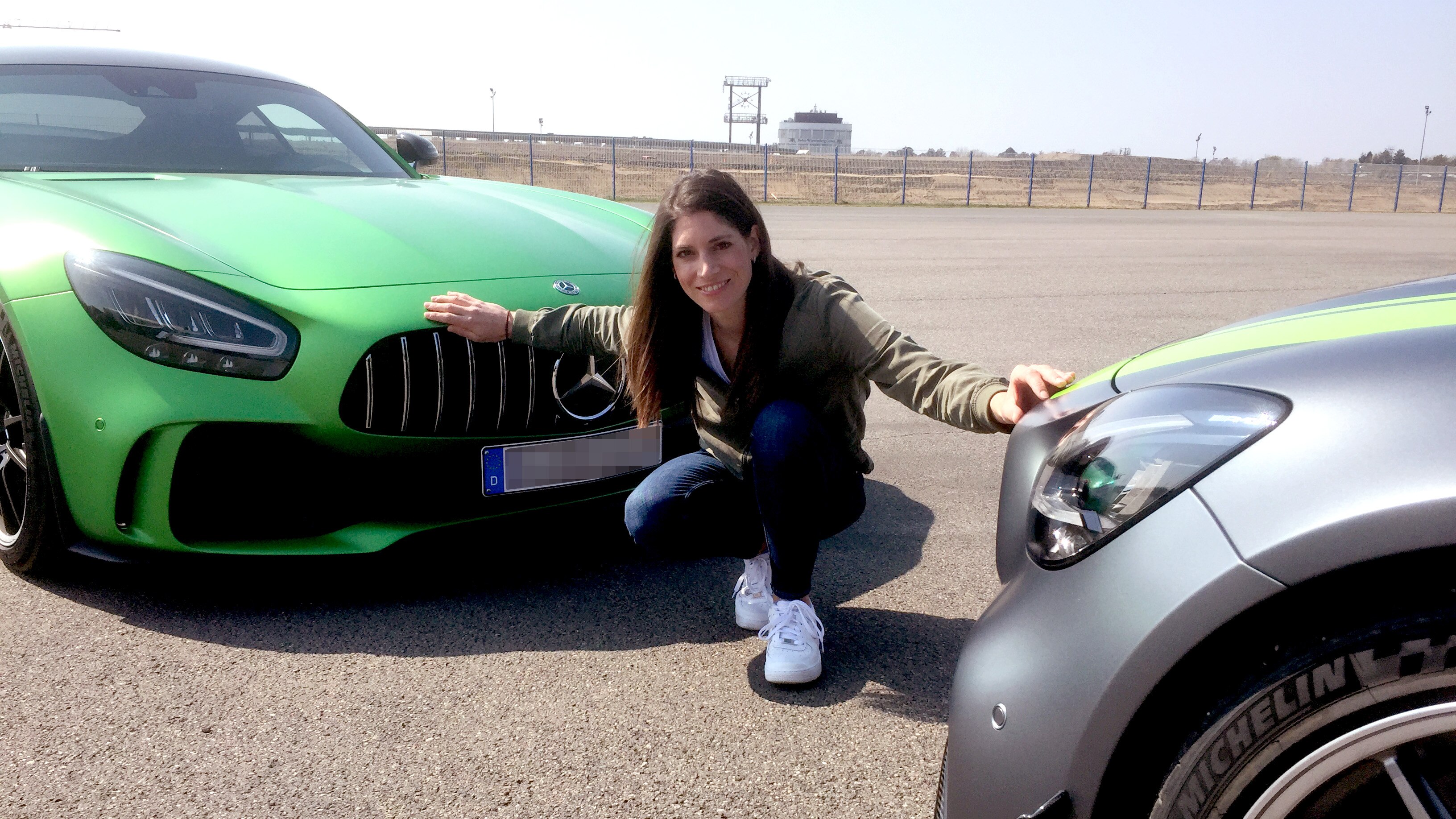 Det Sucht Autos Fur Drillinge Resto Mods Mercedes Amg Gt R Pro Reportage Carfreitag Elektro Scooter Grip Das Motormagazin Rtlzwei