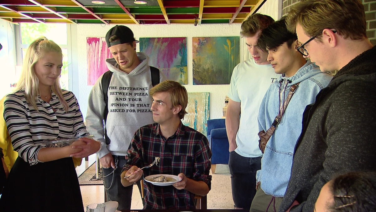 Moritz macht alles für Geld (Video) Krass Schule Die jungen Lehrer RTLZWEI